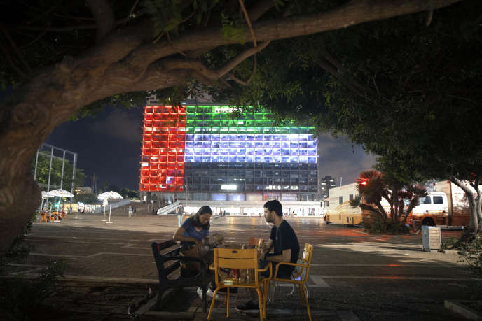 La façade de l'hôtel de ville de Tel Aviv affiche les couleurs des drapeaux israélien et émirati, à l'occasion de l'annonce de l'Accord abrahamique le 13 août.