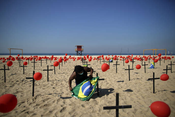 Un hommage aux victimes de Covid-19, sur la plage de Copacabana, le 8 août à Rio de Janeiro.